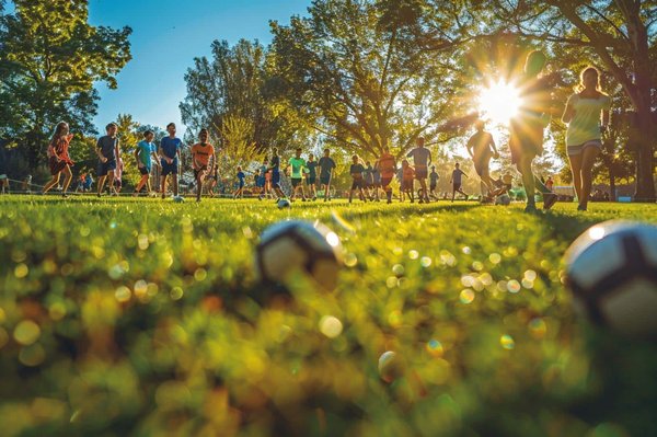 Quelles stratégies peuvent être employées par les entreprises d'articles de sport pour intégrer des communautés locales dans des événements sportifs et activités de plein air ?